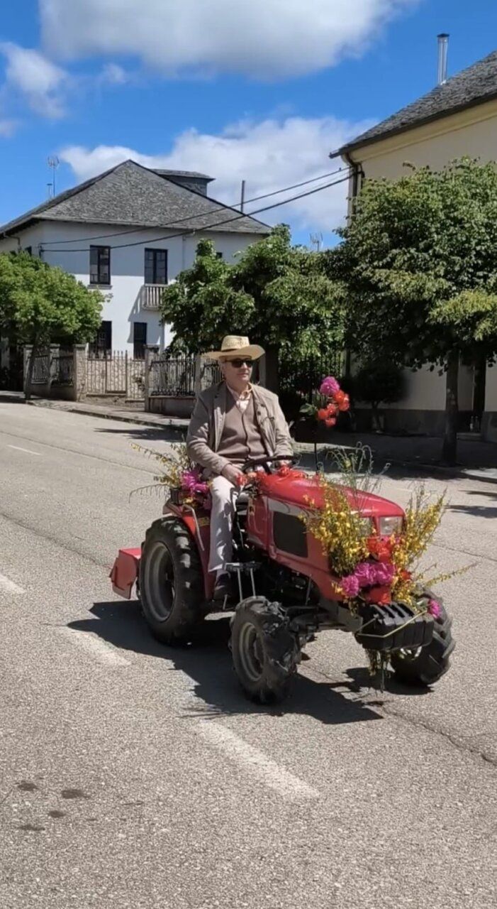 Tractor decorado con flores en la festividad de San Isidro en Arganza