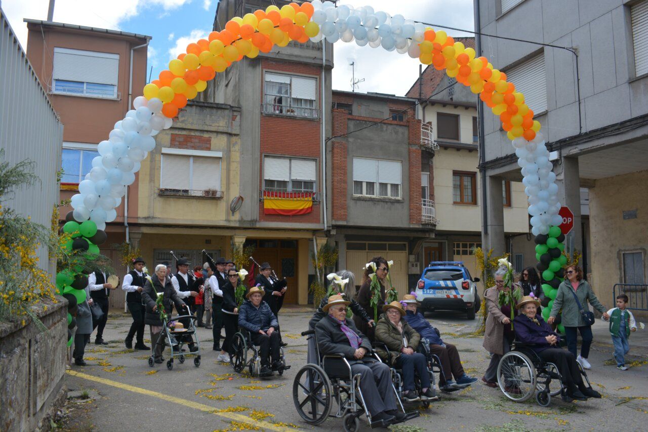 Celebración de San Isidro en Cacabelos con tractores y ambiente festivo
