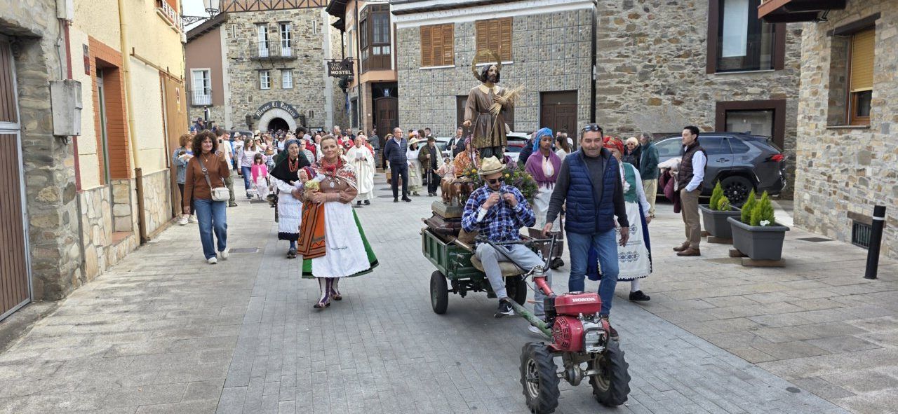 Celebración de San Isidro Labrador en las calles de Molinaseca con procesión