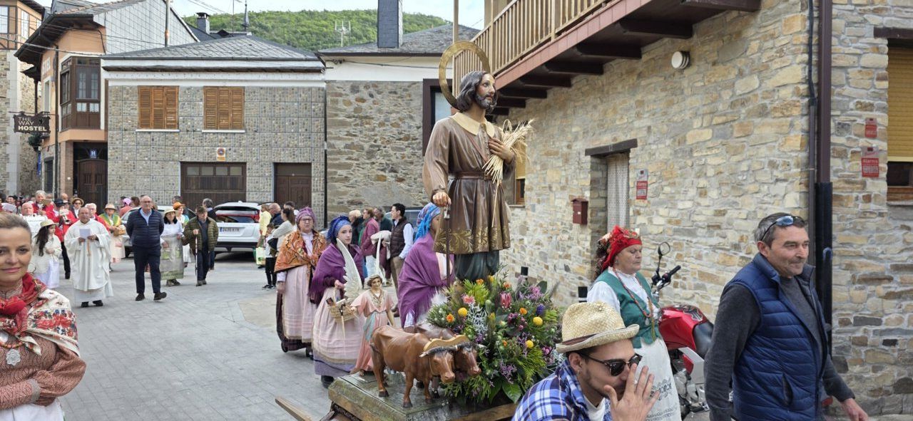 Procesión de San Isidro Labrador en las calles de Molinaseca