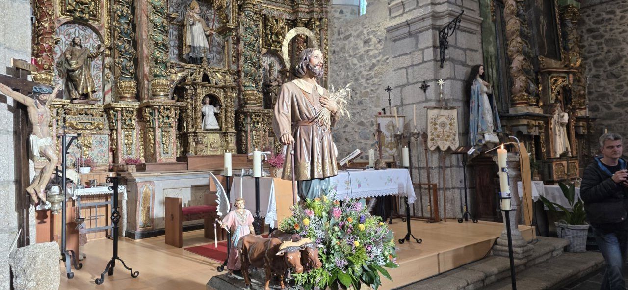 Estatua de San Isidro Labrador en la iglesia de Molinaseca