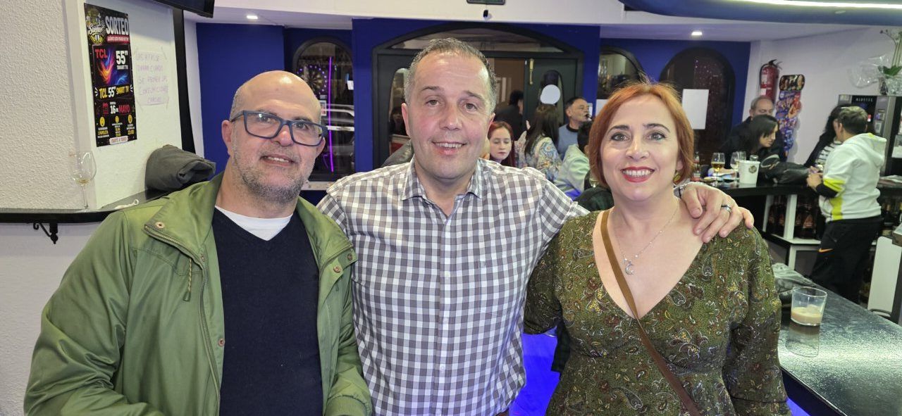 Cristian Brian ganador del sorteo de la Smart TV en Bar Sueños
