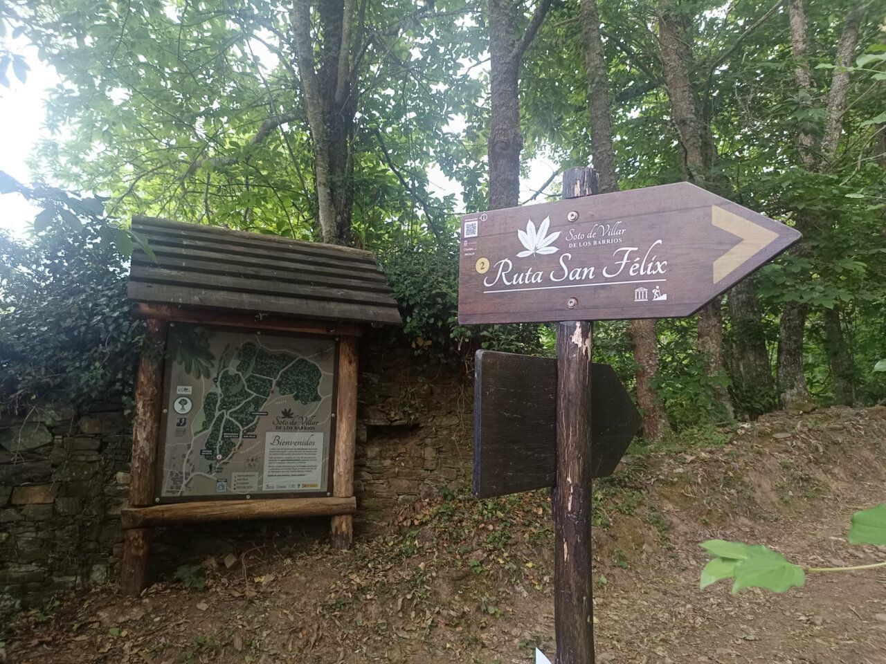 Panel de bienvenida en el Soto de Villar de los Barrios con señalización de rutas.