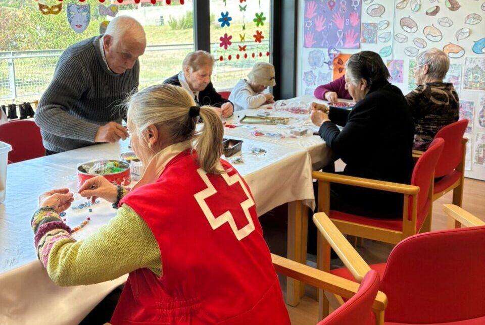 Personas mayores participando en un taller de manualidades con la Cruz Roja