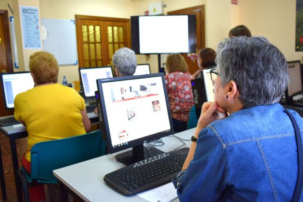 Personas mayores aprendiendo informática en un taller en Toreno