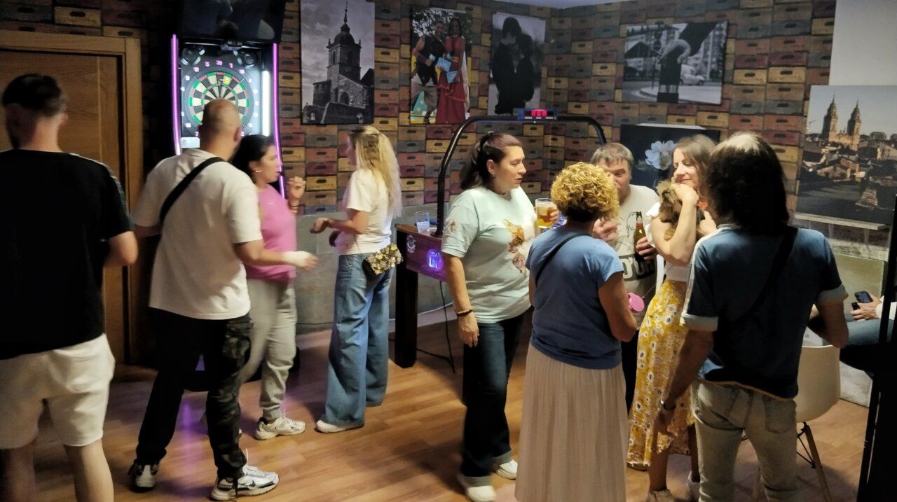 Grupo de personas disfrutando en Tardeo Bar Central