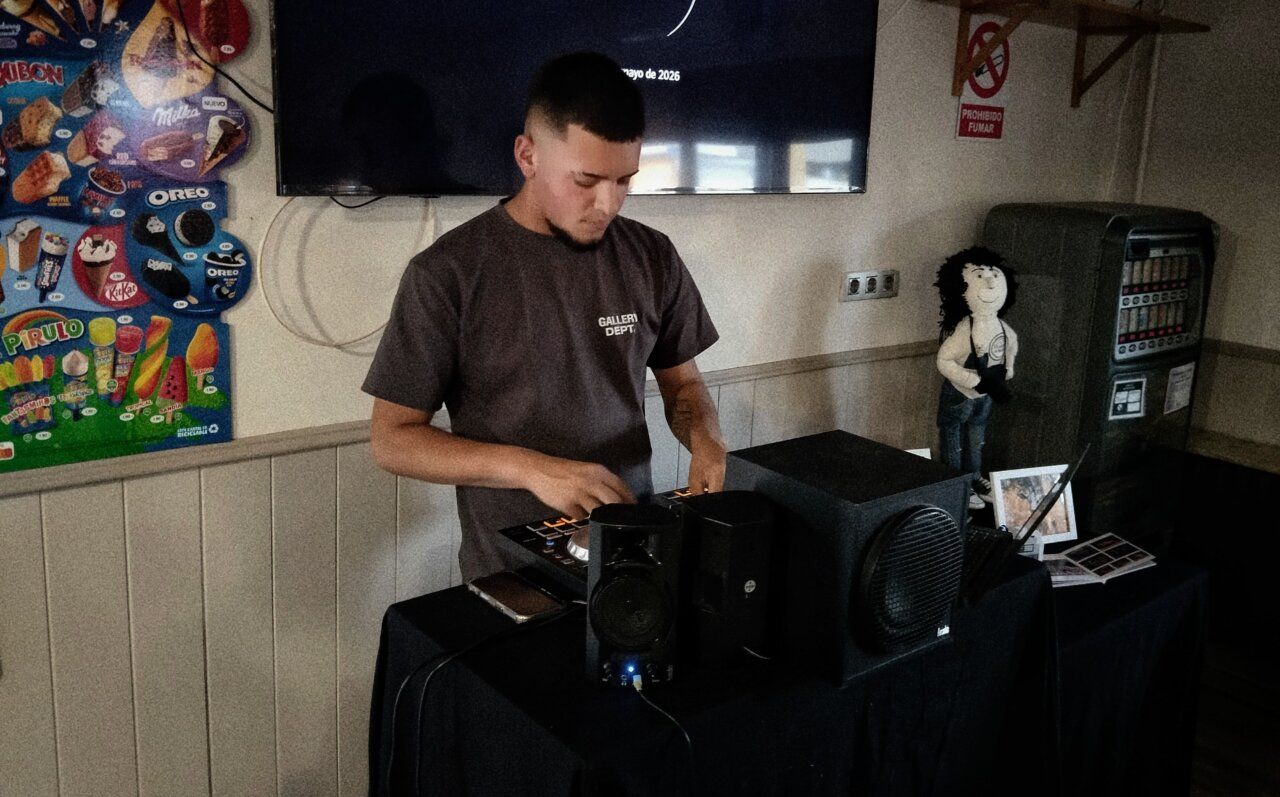 Un DJ actuando en Tardeo Bar Central con equipo de sonido