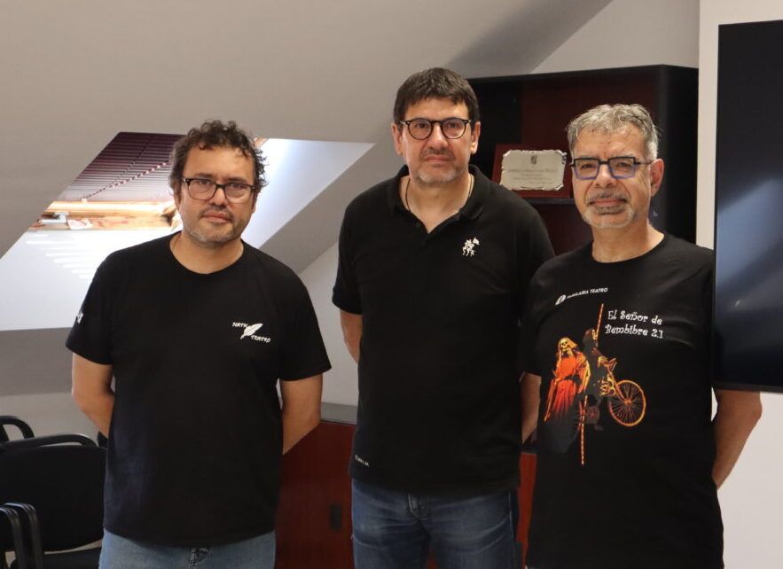 Tres personas posando en un evento relacionado con el teatro