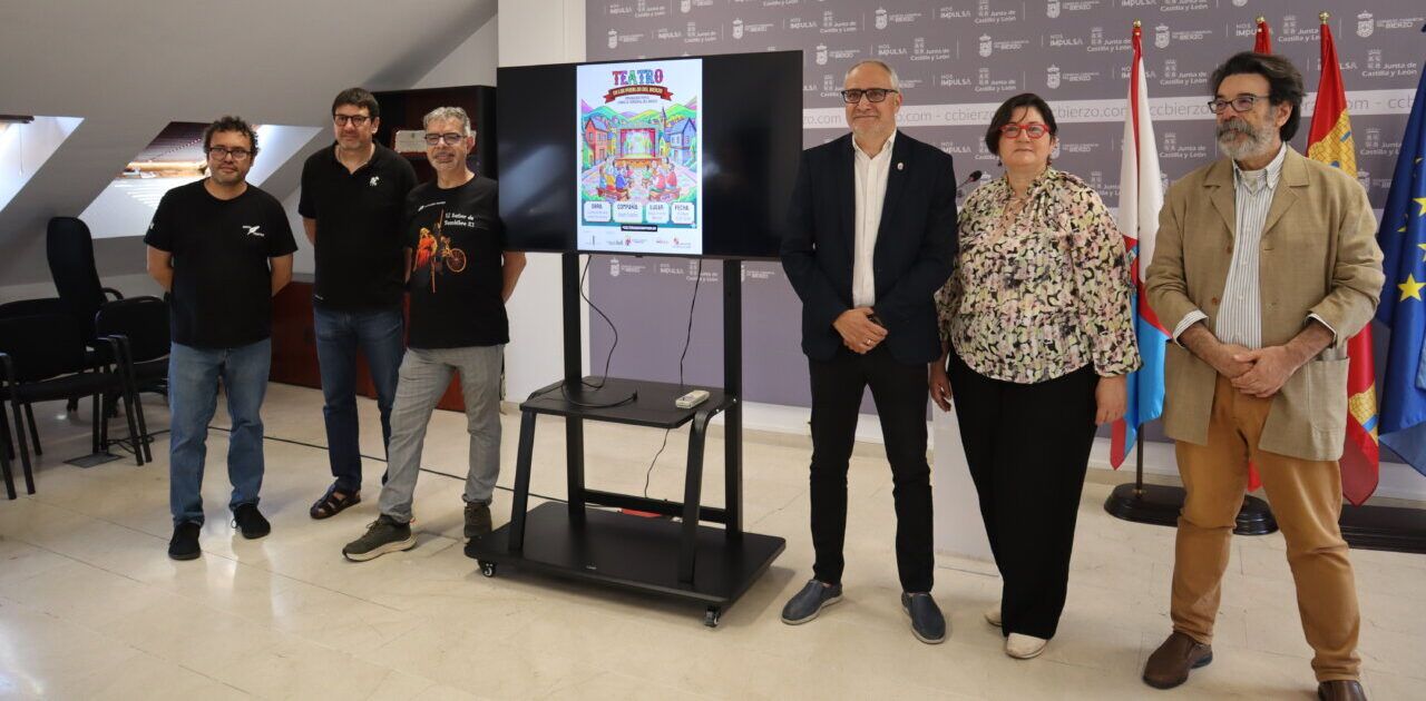 Presentación del teatro a diez municipios con varios participantes en un evento