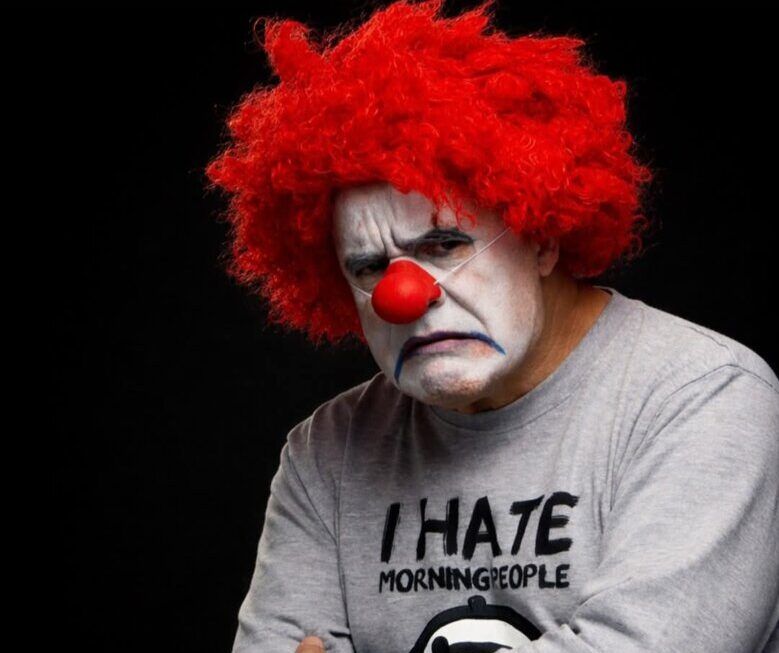 Actor caracterizado como payaso en la obra Sin Filtro del Teatro Conde Gatón