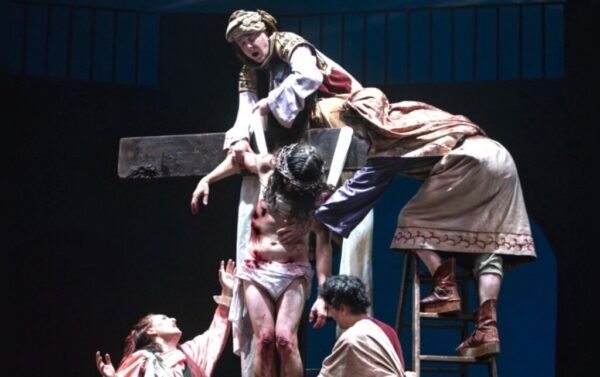 Representación teatral de la obra Pasión de Teatro Corsario