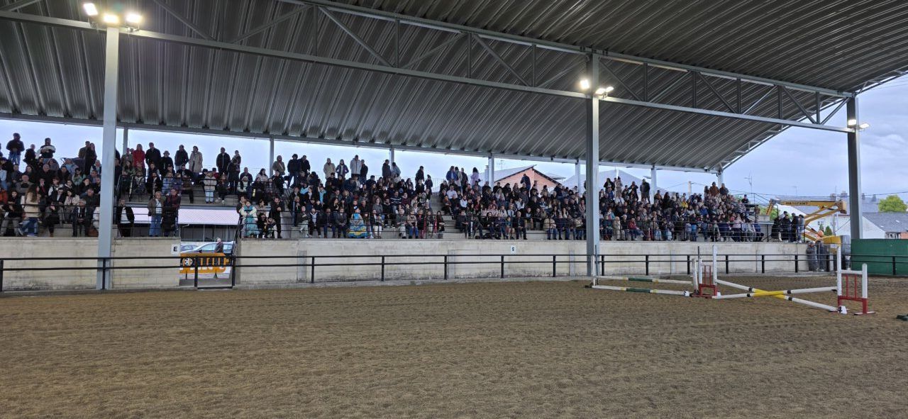 Vista del nuevo techo en la feria de Camponaraya con público asistente