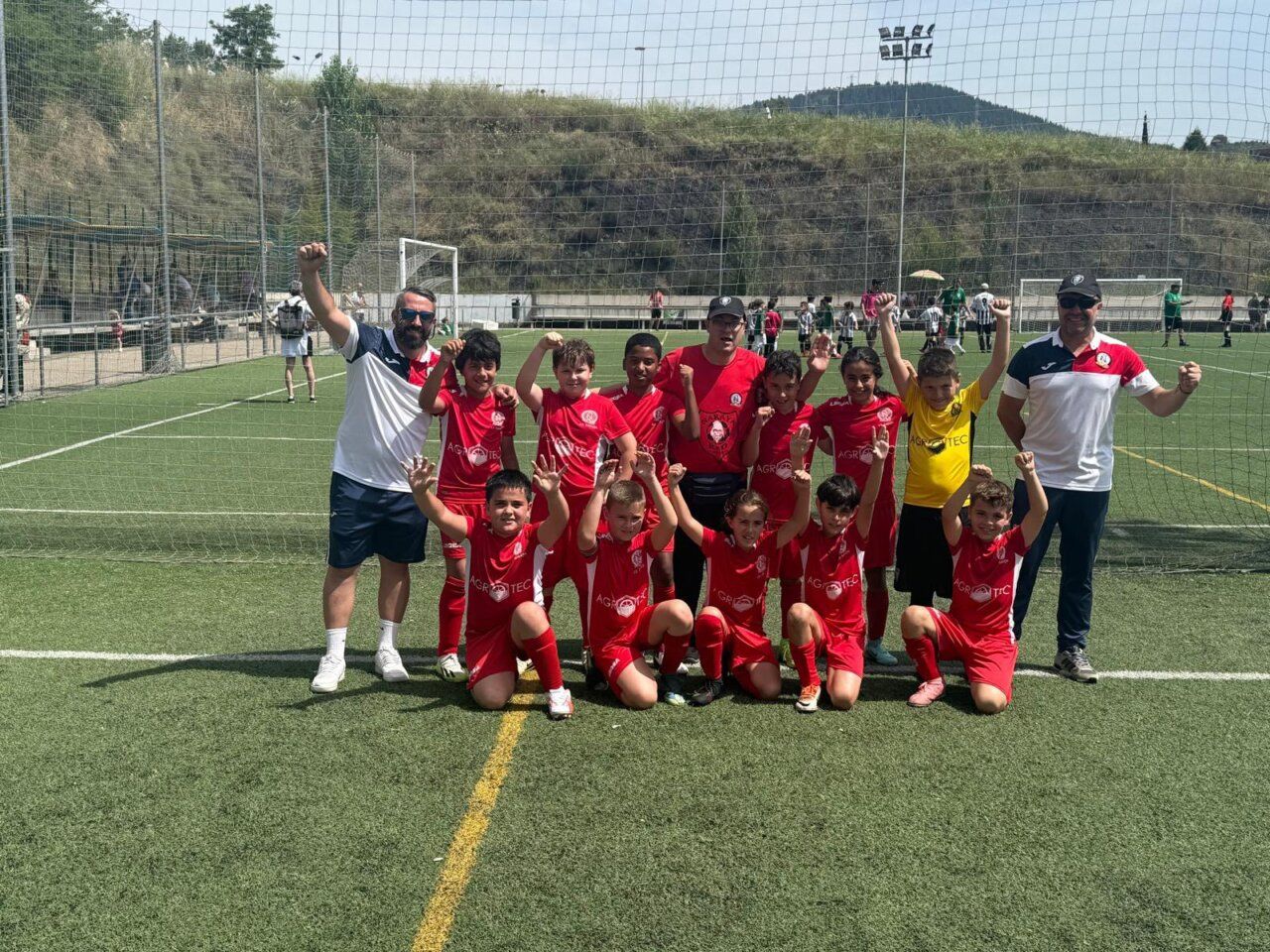 Equipo del C.D. Naraya celebrando su victoria en el campo de fútbol