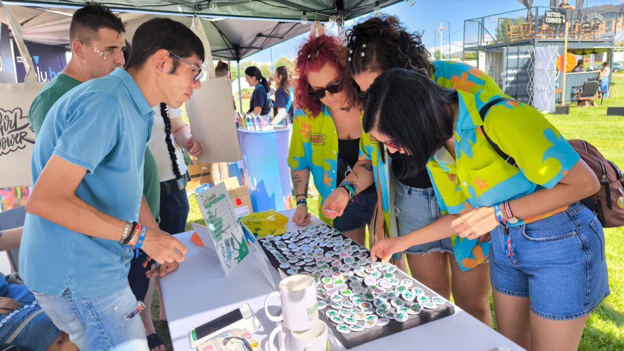 Personas en la Tiendita Aspronauta del festival Planeta Sound