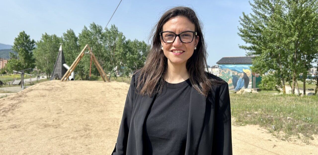 Mujer sonriente frente a la tirolina en el Parque de la Juventud