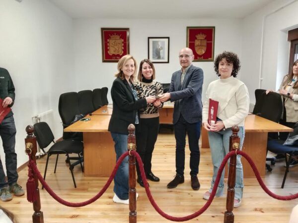 Entrega de documentos a estudiantes de Italia y Alemania en Toreno