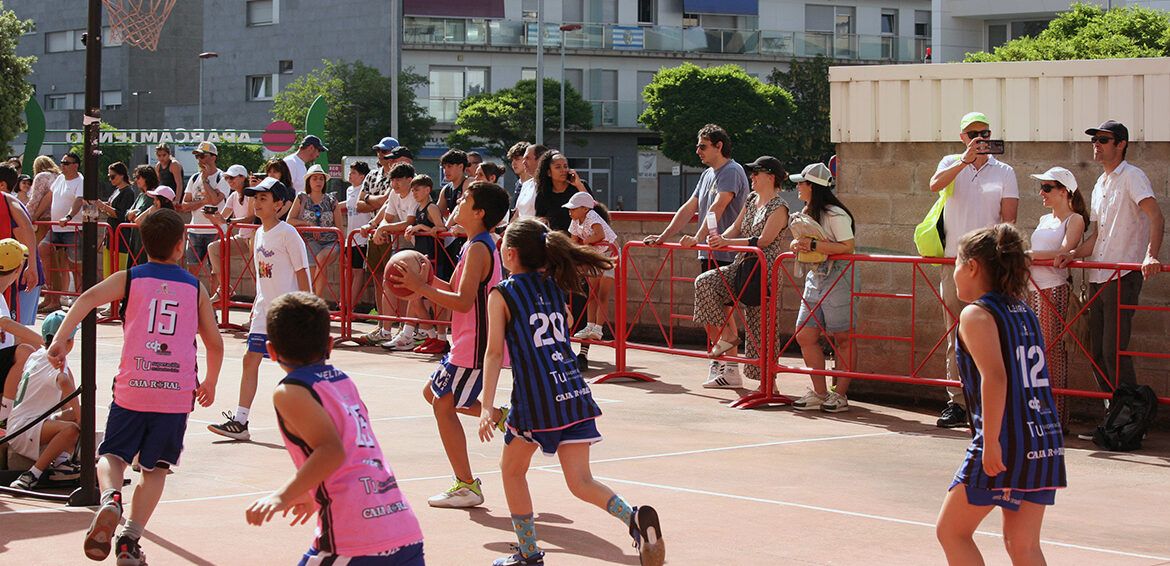 Niños jugando baloncesto en el torneo 3x3 en Ponferrada