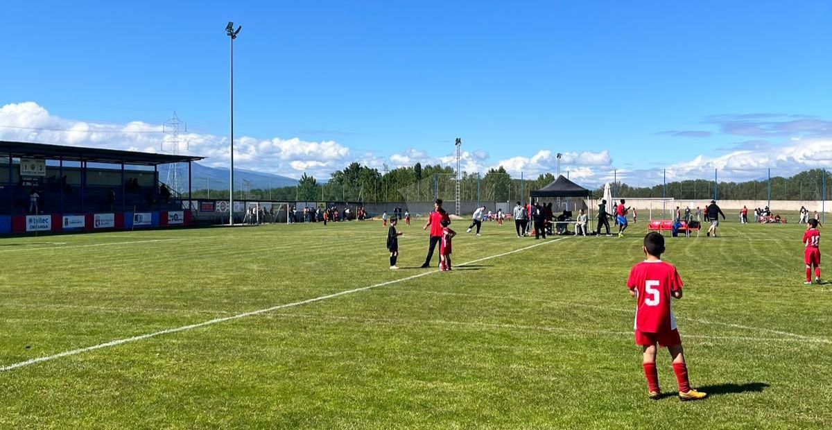 Niños jugando fútbol en el II Torneo de Fútbol CDF Cubillos