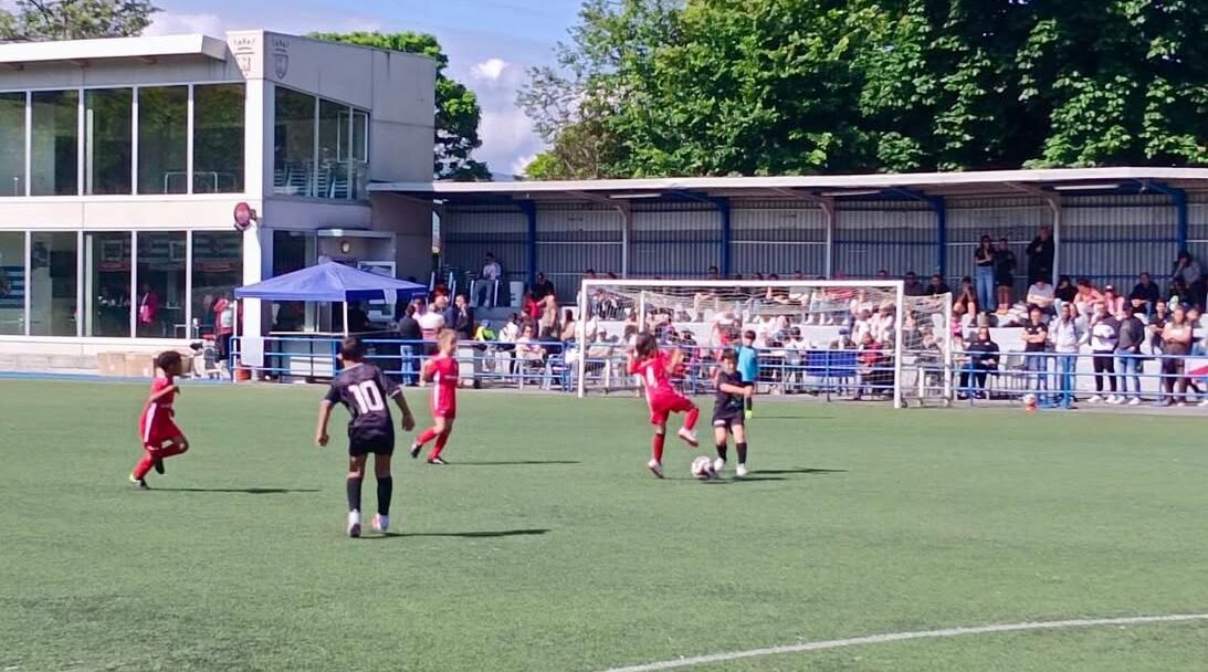 Niños jugando fútbol en el torneo prebenjamín en Compostilla