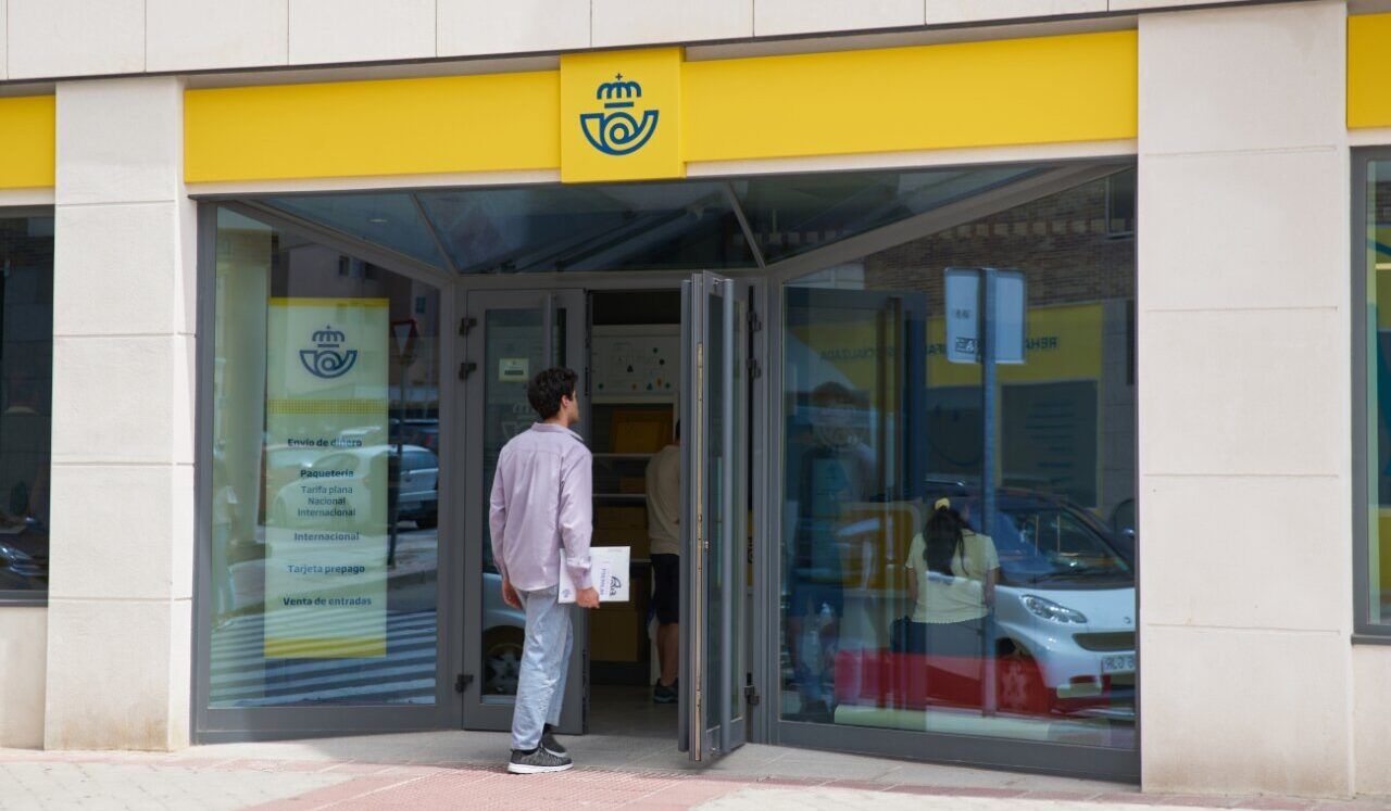 Oficina de Correos en Bembibre con trabajadores en la entrada