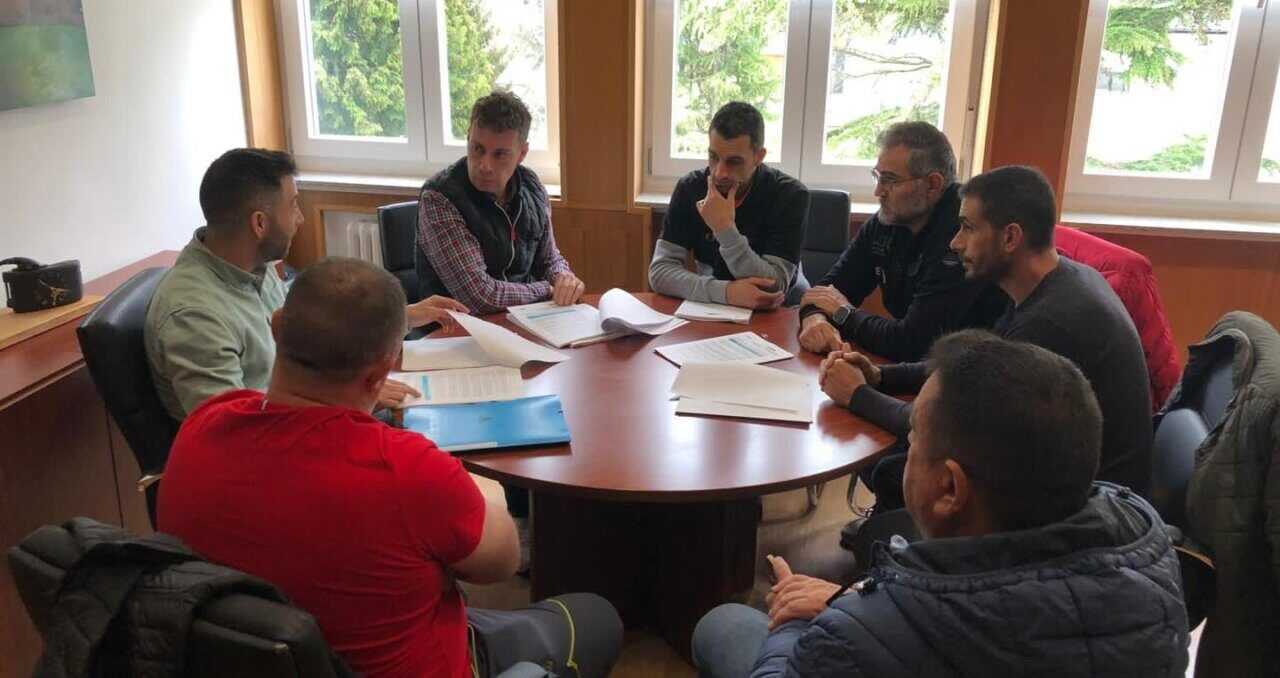 Reunión de trabajadores de TYC Narcea discutiendo su situación laboral