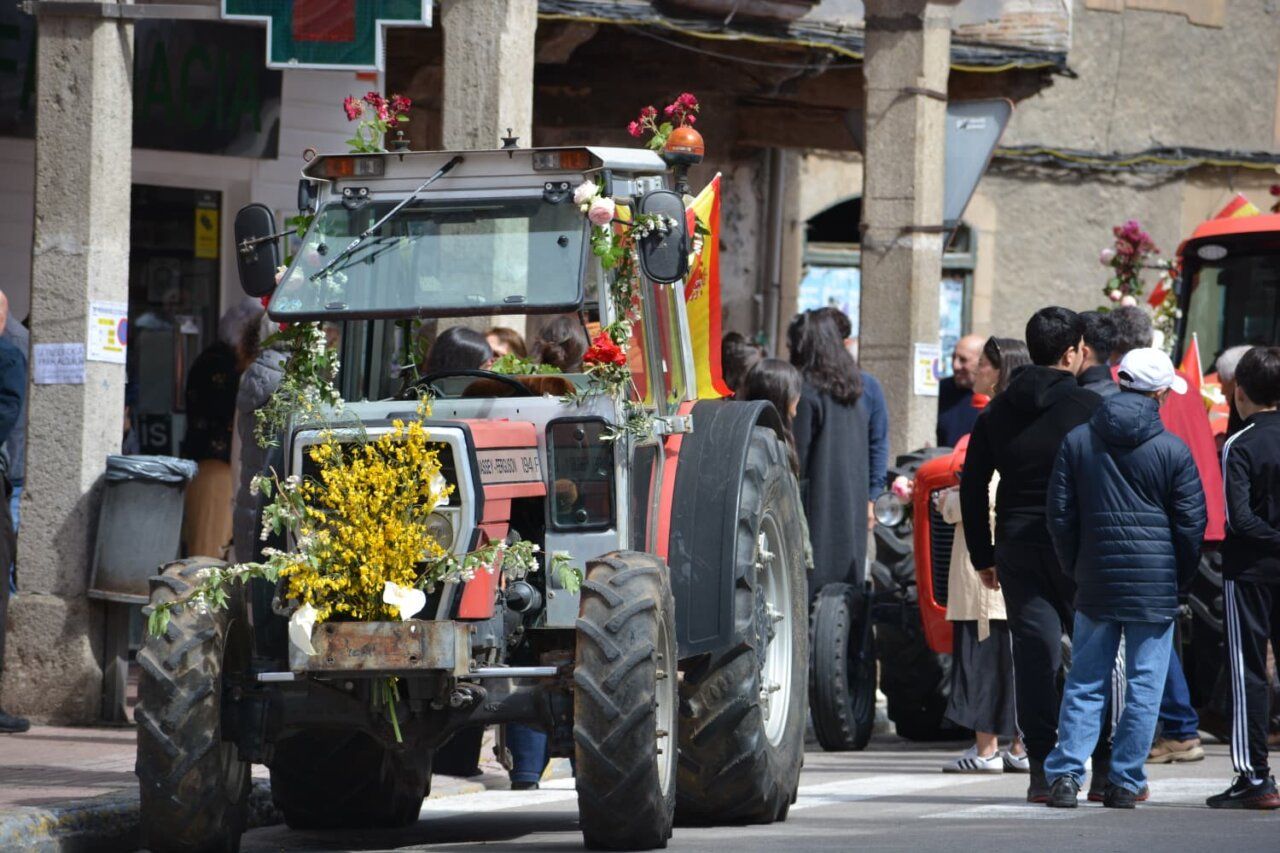 Tractor decorado con flores durante la fiesta de San Isidro en Cacabelos