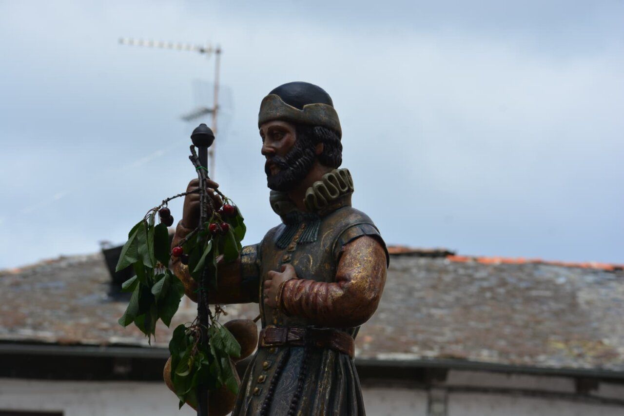 Estatua de San Isidro con ramo en la fiesta de Cacabelos