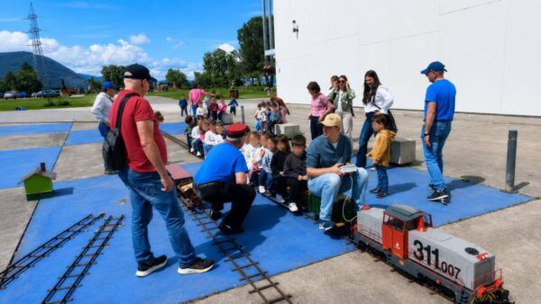 Alumnos disfrutando del tren de 5 pulgadas en La Térmica Cultural