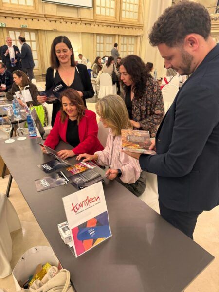 Evento de promoción turística de Turisleón en A Coruña con participantes interactuando.
