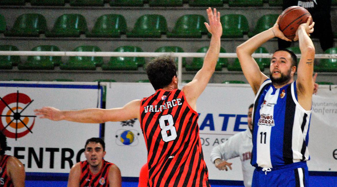 Jugador del ULE Bodegas Guerra SDP lanzando el balón en un partido de baloncesto