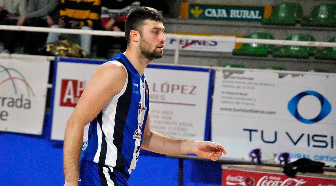 Jugador del ULE Bodegas Guerra SDP en acción durante un partido de baloncesto