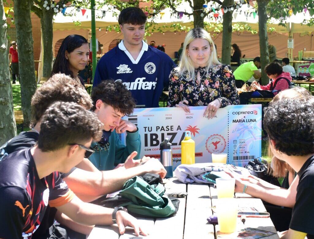 Grupo de jóvenes disfrutando en ULE Fest con comida y actividades
