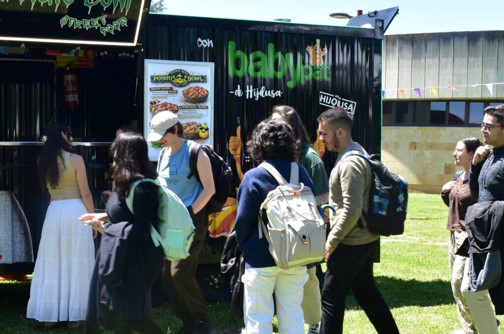 Personas disfrutando de food trucks en ULE Fest