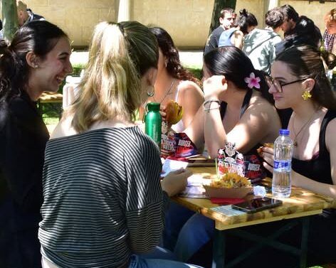 Grupo de personas disfrutando de comida y música en ULE Fest