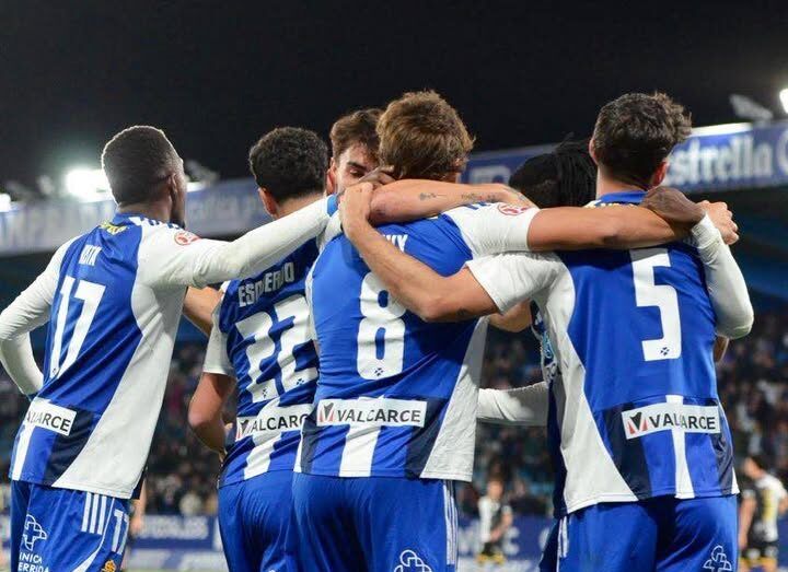 Jugadores celebrando en un partido de fútbol en El Toralín