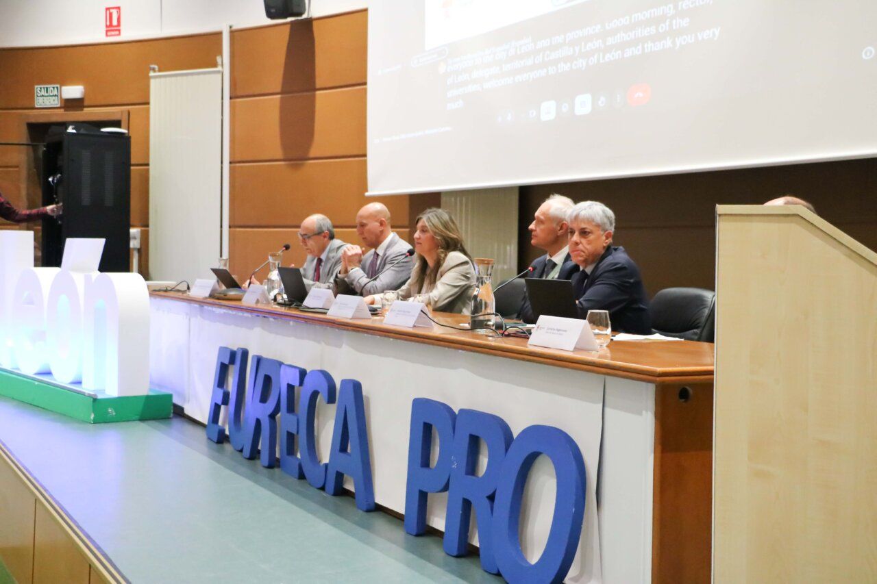 Mesa de conferencias en la Universidad Central Europea durante el acuerdo EURECA-PRO