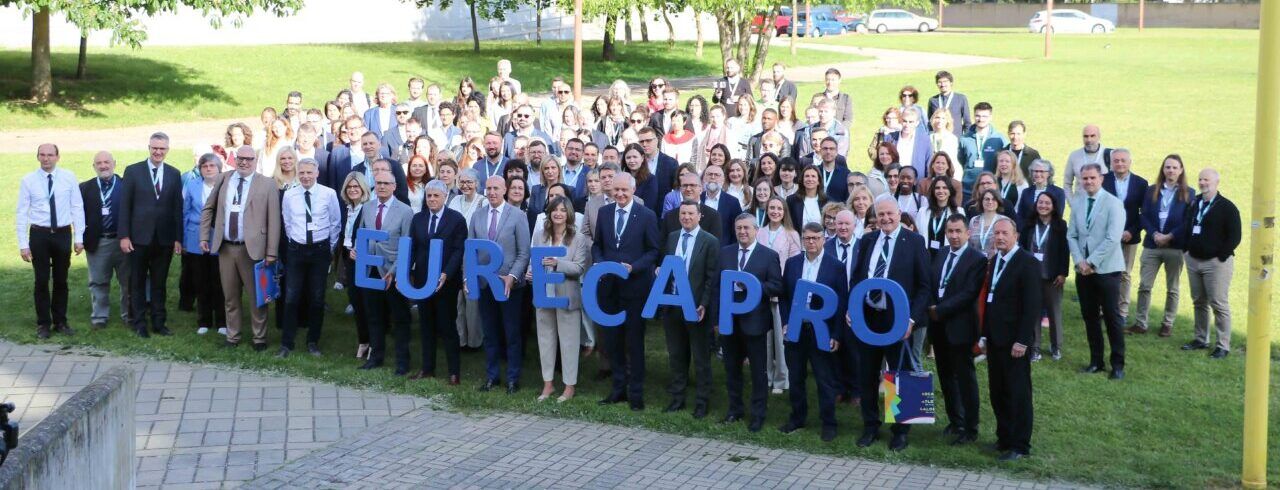 Grupo de personas sosteniendo letras de EURECA-PRO en un evento académico