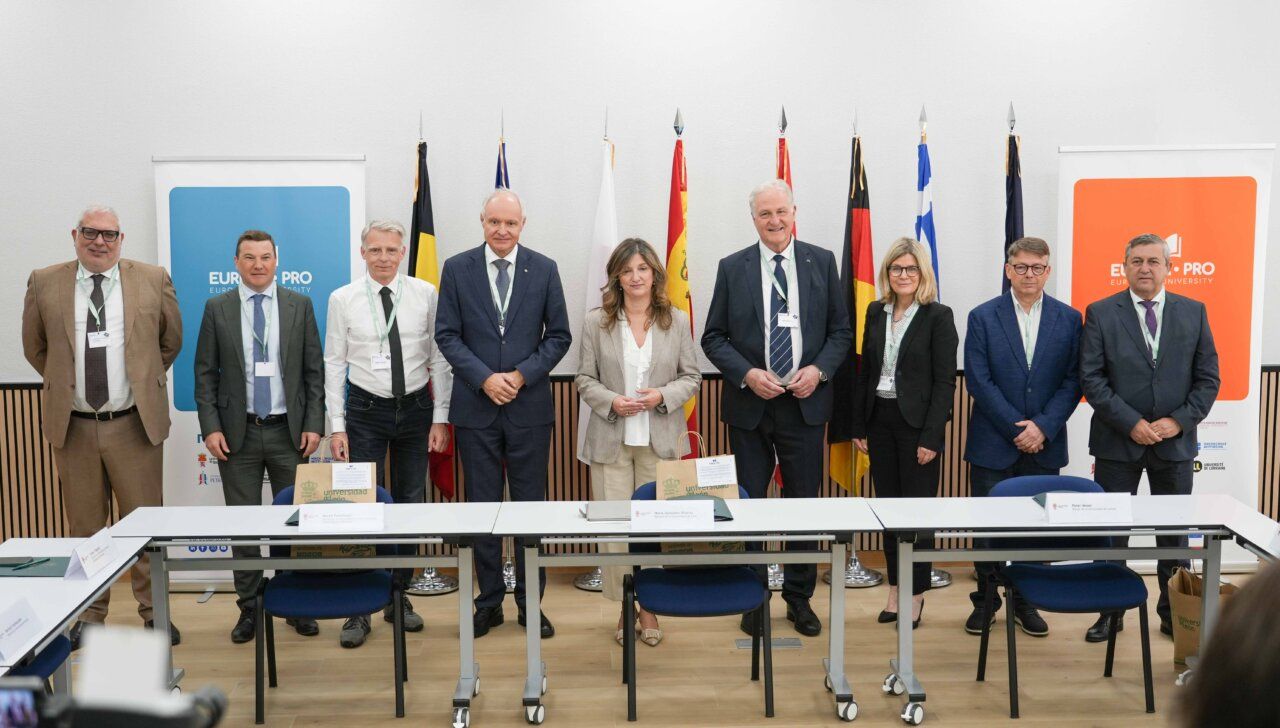 Representantes de universidades en la firma de un acuerdo académico de EURECA-PRO.