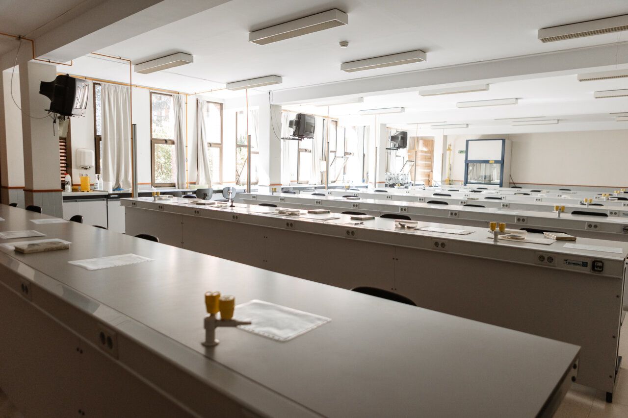 Aula de laboratorio en la Universidad de León con mesas y equipos