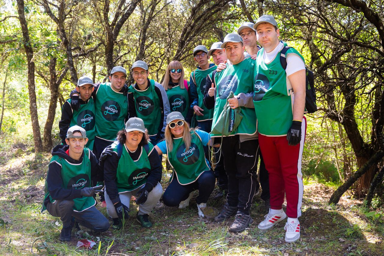 Grupo de personas participando en jornada de prevención de incendios forestales