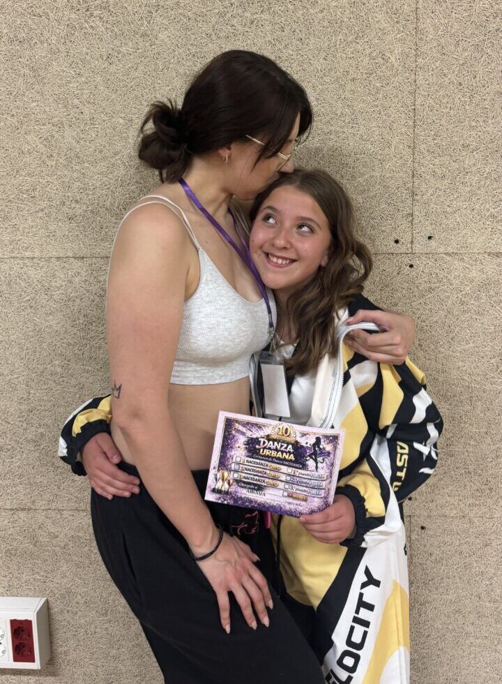 Dos bailarinas de Utopía Dance Studio celebrando un premio en danza urbana.