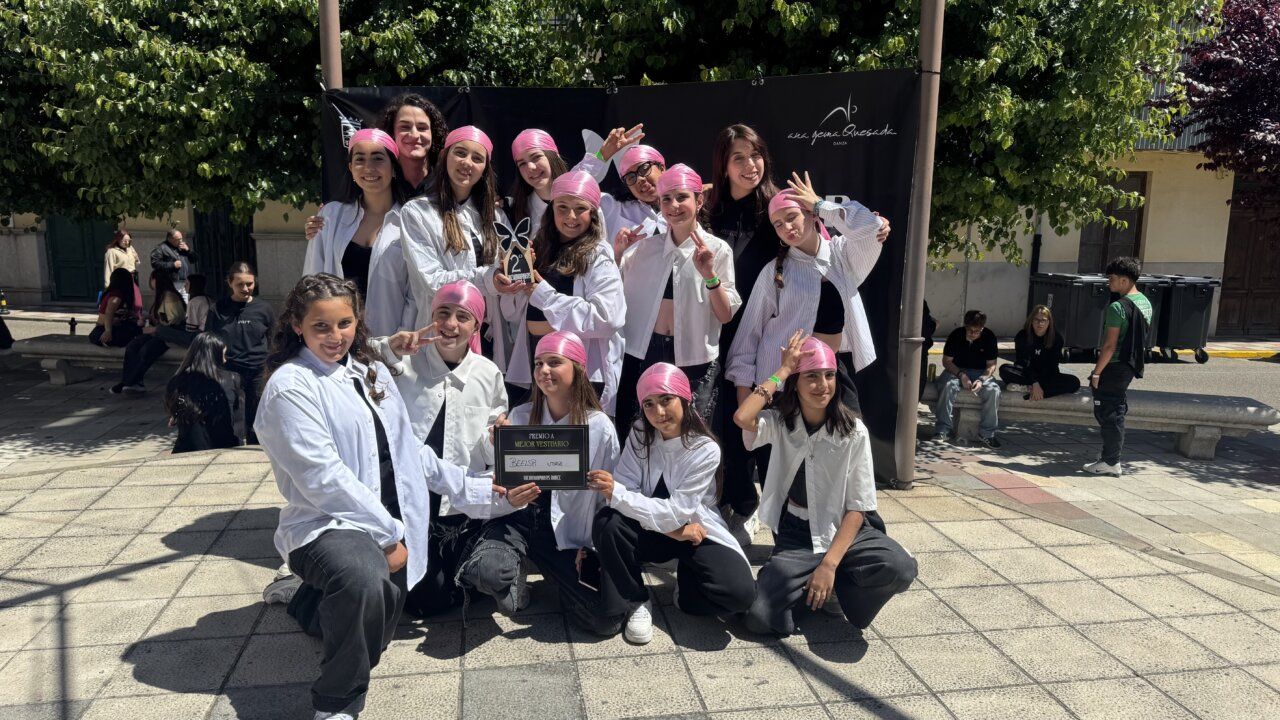 Grupo de bailarinas de Utopía Dance Studio celebrando su triunfo en campeonatos