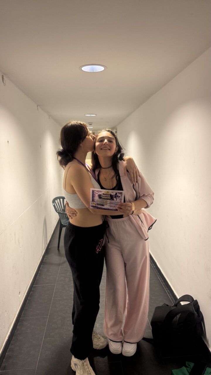 Dos bailarinas de Utopía Dance Studio celebrando un premio en un campeonato