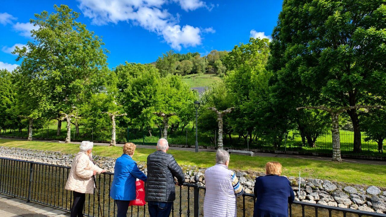 Grupo de personas mayores observando un paisaje en Vega de Valcarce