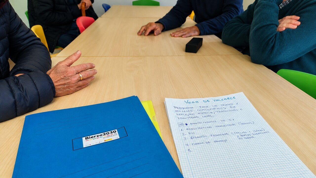 Talleres del programa Territorio Azul en Vega de Valcarce con participantes y materiales