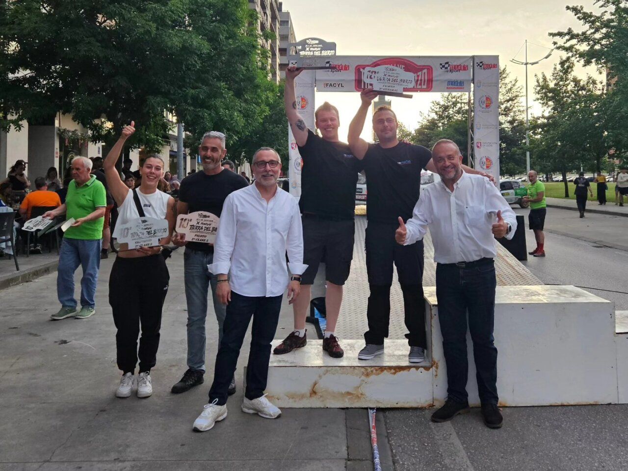 Ganadores del X Rallye Tierra del Bierzo celebrando en el podio