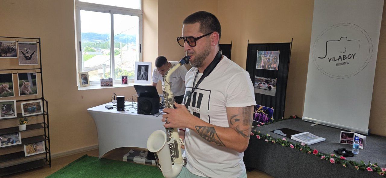 Saxofonista actuando en el quinto aniversario de Vilaboy Fotografía