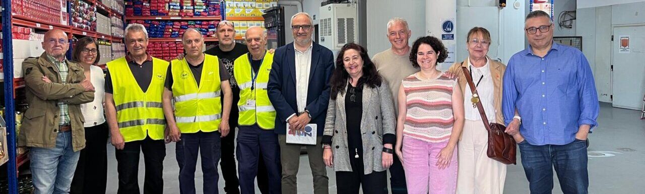 Grupo de personas en el Banco de Alimentos de Ponferrada durante una visita