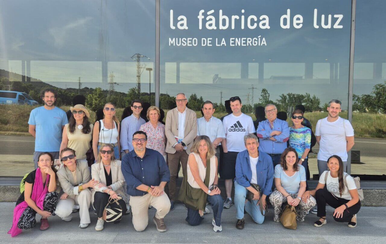 Grupo de gestores turísticos en la Fábrica de Luz, Museo de la Energía