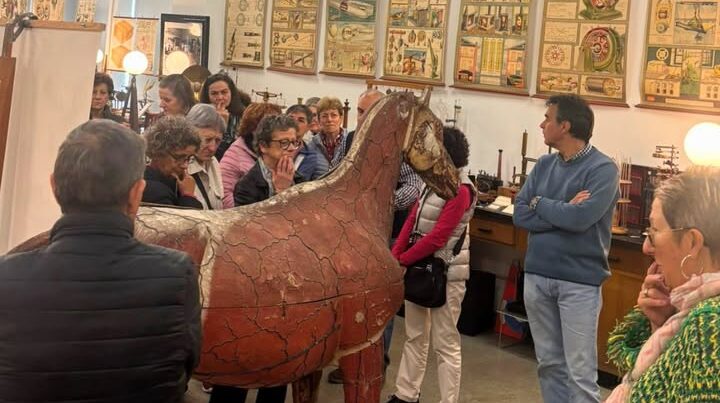 Grupo de personas mayores en el MULE observando una exposición